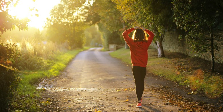 Sportende vrouw in de avondzon